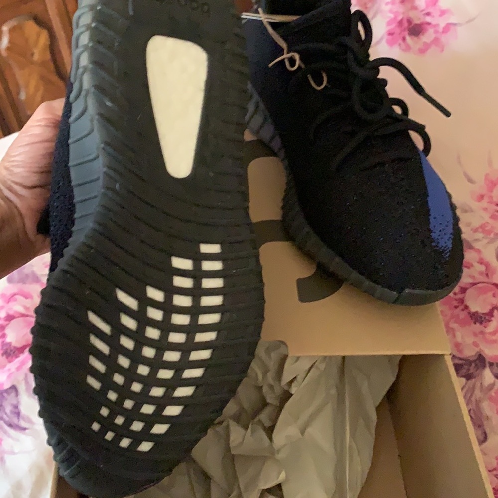YEEZY 350 SIZE 8 BLUE /BLACK JUST DROP HOT PICK ONLY $$β€οΈππβ€οΈπππ₯°π€ - Picture 10 of 16